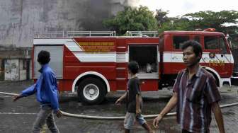 Kebakaran Gedung Utrindo di Jalan Wahid Hasyim, Jakarta Pusat, Jumat (21/2). Diduga kebakaran terjadi karena hubungan arus pendek listrik. [MATAMATA/Adrian Mahakam]