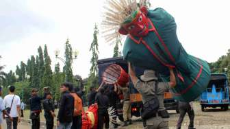 Razia Pedagang Kaki Lima (PKL) di area Monumen Nasional (Monas), Jakarta Pusat, Minggu (23/2). [Bowo Raharjo]