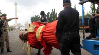 Razia Pedagang Kaki Lima (PKL) di area Monumen Nasional (Monas), Jakarta Pusat, Minggu (23/2). [Bowo Raharjo]