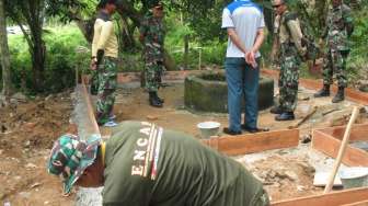 Kolonel Tri Subandiana Tinjau Proyek MCK