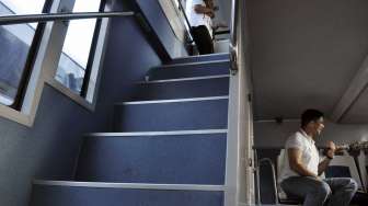 Bus tingkat khusus pariwisata di Halte Bundaran Hotel Indonesia, Jakarta, Senin (24/2). Saat ini baru tersedia 5 unit bus, dan tidak dipungut biaya hingga 3 bulan mendatang untuk berkeliling Menikmati ikon Jakarta. [MATAMATA/ Adrian Mahakam]