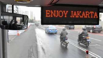 Bus tingkat khusus pariwisata di Halte Bundaran Hotel Indonesia, Jakarta, Senin (24/2). Saat ini baru tersedia 5 unit bus, dan tidak dipungut biaya hingga 3 bulan mendatang untuk berkeliling Menikmati ikon Jakarta. [MATAMATA/ Adrian Mahakam]