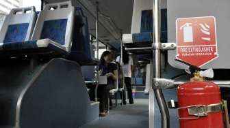 Bus tingkat khusus pariwisata di Halte Bundaran Hotel Indonesia, Jakarta, Senin (24/2). Saat ini baru tersedia 5 unit bus, dan tidak dipungut biaya hingga 3 bulan mendatang untuk berkeliling Menikmati ikon Jakarta. [MATAMATA/ Adrian Mahakam]