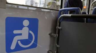 Bus tingkat khusus pariwisata di Halte Bundaran Hotel Indonesia, Jakarta, Senin (24/2). Saat ini baru tersedia 5 unit bus, dan tidak dipungut biaya hingga 3 bulan mendatang untuk berkeliling Menikmati ikon Jakarta. [MATAMATA/ Adrian Mahakam]