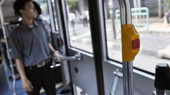 Bus tingkat khusus pariwisata di Halte Bundaran Hotel Indonesia, Jakarta, Senin (24/2). Saat ini baru tersedia 5 unit bus, dan tidak dipungut biaya hingga 3 bulan mendatang untuk berkeliling Menikmati ikon Jakarta. [MATAMATA/ Adrian Mahakam]