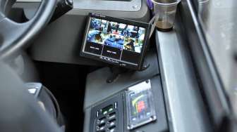 Bus tingkat khusus pariwisata di Halte Bundaran Hotel Indonesia, Jakarta, Senin (24/2). Saat ini baru tersedia 5 unit bus, dan tidak dipungut biaya hingga 3 bulan mendatang untuk berkeliling Menikmati ikon Jakarta. [MATAMATA/ Adrian Mahakam]