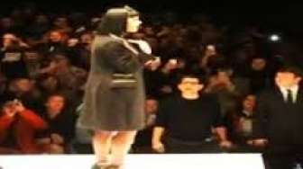 Video:  Katy Perry Dicemooh di Milan Fashion Week