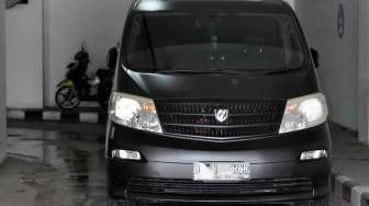 AQJ datang memenuhi panggilan Pengadilan Negeri Jakarta Timur untuk diperiksa, Jakarta, Selasa (25/2). AQJ disidang atas kecelakaan yang menewaskan 6 orang di tol Jagorawi. [MATAMATA/ Adrian Mahakam]