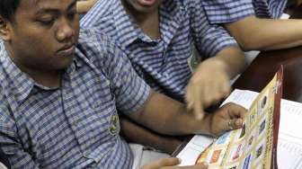 Sosialisasi Pemilu Oleh KPU Jakarta Barat untuk penyandang disabilitas di SLB Pangudi Luhur Jakarta Barat, Rabu, (26/2). [MATAMATA/ Adrian Mahakam]