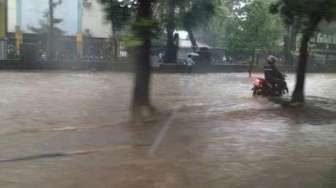 Banjir 20 Cm Genangi Jalan Sudirman