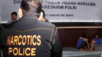 Lebih dari 8 Karung besar berisikan Ganja kering dipapar di Direktorat TIPID Narkoba. Selain Ganja kering terdapat dua handpone barang bukti milik tersangka, Kamis, (27/2). [MATAMATA/Bowo Raharjo]