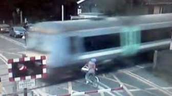 Video: Tak Sabar, Perempuan Ini Hampir Terlindas Kereta Api