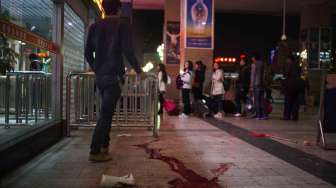 Ceceran darah di TKP setelah terjadi serangan yang dilakukan kelompok bersenjata di di stasiun kereta Kunming, Yunnan, Cina (1/3).  REUTERS/Stringer