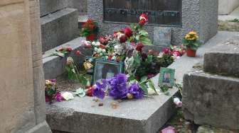 Menyambangi Makam Jim Morrison di Paris