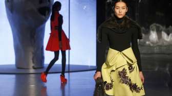Seorang model memperagakan karya disainer Humberto Leon dan Carol Lim untuk rumah mode Kenzo, Jepang, di Paris Fashion Week 2014, Minggu (2/3). REUTERS/Benoit Tessier