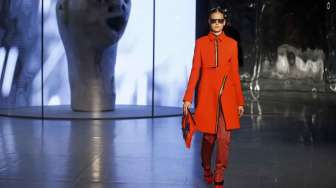 Seorang model memperagakan karya disainer Humberto Leon dan Carol Lim untuk rumah mode Kenzo, Jepang, di Paris Fashion Week 2014, Minggu (2/3). REUTERS/Benoit Tessier