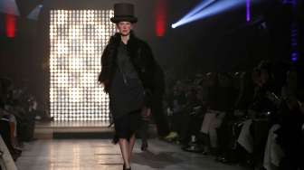 Seorang model memperagakan kreasi  disainer  asal Inggris, Vivienne Westwood, di Paris Fashion Week 2014, Sabtu (1/3). REUTERS/Gonzalo Fuentes