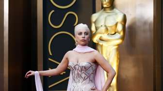 Wow, Lady Gaga Pamer Payudara Utuh di Instagram