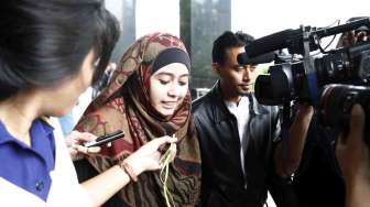 Berpakaian Hitam, Darin Mumtazah Jenguk Luthfi