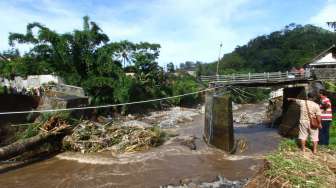 Jembatan Penghubung Dua Desa di Lebak Banten Ambruk, Akibat Sungai Cimalur Meluap