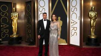 Angelina Jolie Tampil Gemerlap dalam Warna Silver