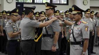 Upacara serah terima jabatan Wakapolri di ruangan Rupatama Mabes Polri, Jakarta, Selasa (4/3). Komisaris Jenderal Polisi Badrodin Haiti menggantikan Komisaris Jenderal Polisi Oegroseno sebagai Wakapolri. [MATAMATA/Adrian Mahakam]