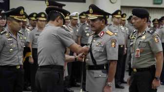 Upacara serah terima jabatan Wakapolri di ruangan Rupatama Mabes Polri, Jakarta, Selasa (4/3). Komisaris Jenderal Polisi Badrodin Haiti menggantikan Komisaris Jenderal Polisi Oegroseno sebagai Wakapolri. [MATAMATA/Adrian Mahakam]