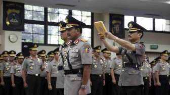 Upacara serah terima jabatan Wakapolri di ruangan Rupatama Mabes Polri, Jakarta, Selasa (4/3). Komisaris Jenderal Polisi Badrodin Haiti menggantikan Komisaris Jenderal Polisi Oegroseno sebagai Wakapolri. [MATAMATA/Adrian Mahakam]