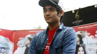 Dimas Anggara di sela acara konferensi pers film 'Aku Cinta Kamu' di Epicentrum Kuningan, Jakarta, Selasa (4/3). [MATAMATA/Adrian Mahakam]