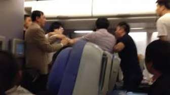 Video: Dua Penumpang Baku Pukul dalam Pesawat