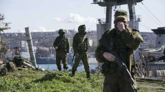 Tentara Rusia tampak bersiaga saat melakukan penjagaan di Pelabuhan Sevastopol, Krimea, Ukraina, Rabu (5/3/2014). Sumber:  REUTERS/Baz Ratner.