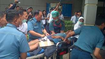 Korban ledakan gudang amunisi TNI AL, Tanjung Priok, tiba di RS Mintoharjo, Jakarta, Rabu (5/3).[SUARA.COM/Bagus Santosa]