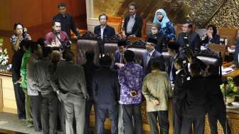 Sidang Paripurna Gedung Nusantara II,  DPR, Jakarta, Kamis (6/3). Sidang mengagendakan pengambilan keputusan terhadap laporan komisi IV DPR RI mengenai hasil pembahasan permohonan persetujuan perubahan peruntukan kawasan hutan. [suara.com/Adrian Mahakam]