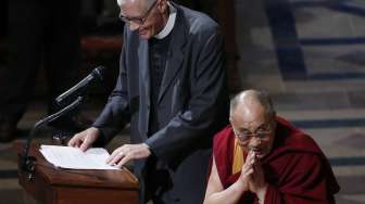 Dalai Lama menyampaikan salam kepada para pengunjung Gereja Katedral di Washington, AS, Jumat (7/3/2014). (Reuters/ Gary Cameron)