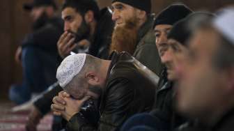 Muslim Krimea tengah mendengarkan khotbah saat Salat Jumat di Masjid Khan Chair, Bakhchisaray, Jumat (7/3/2014). (Reuters/ Thomas Peter)