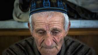 Muslim Krimea tengah khusyuk berdoa di dalam Masjid Khan Chair, Bakhchisaraya, Jumat (7/3/2014). (Reuters/ Thomas Peter)