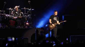 Konser Alter Bridge di Mata Elang International Stadium Ancol, Jakarta, Sabtu (8/3). [suara.com/Adrian Mahakam]