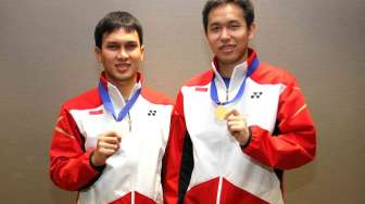 Pasangan Mohamad Ahsan (kiri)/Hendra Setiawan di ajang All England 2014, Minggu (9/3). [Humas PBSI]