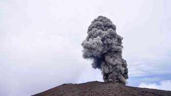 Hembusan asap mengepul dari kawah Puncak Gunung Slamet, Jateng, Senin (11/3). [Antara/Idhad Zakaria]