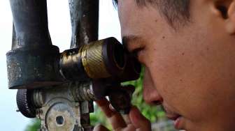 Petugas memantau Gunung Slamet menggunakan alat seismograf di Pos Pengamatan Gunung Slamet, Desa Gambuhan, Kabupaten Pemalang, Jateng, Selasa (11/3). [Antara/Oky Lukmansyah]