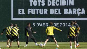 Pemain Barcelona dalam sesi latihan di Ciutat Esportiva, Selasa (11/3)[Reuters/Gustau Nacarino]