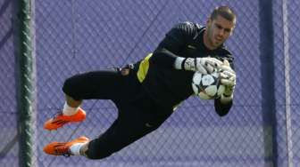 Kiper Barcelona Victor Valdes dalam sesi latihan  di Ciutat Esportiva, Selasa (11/3)[Reuters/Gustau Nacarino]