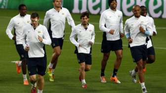 Para pemain City sedang berlatih di Camp Nou, Selasa (11/3)[Reuters/Albert Gea]