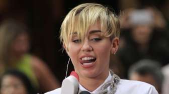 Sempat Jeda Lama di Tengah Konser, Miley Cyrus Alami Serangan Panik di Panggung!