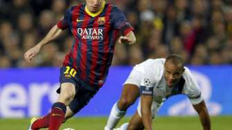 Kapten City Vincent Kompany gagal menghentikan laju Messi[Reuters/Albert Gea]