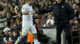 Pemain City Pablo Zabaleta meninggalkan lapangan setelah diusir wasit [Reuters/ Gustau Nacarino]