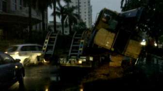 Excavator Nyaris Terguling, Boulevard Kelapa Gading Macet Total