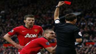 Wasit memberikan kartu merah kepada Vidic [Reuters/Phil Noble]