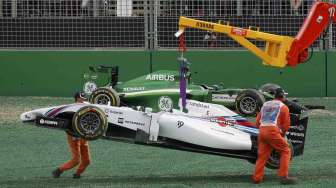 Pembalap Fomula Satu Kamui Kobayashi asal Jepang bertabrakan dengan pembalap Felipe Massa asal Brazil di Australian F1 Grand Prix di Sirkuit  Albert Park, Melbourne, Minggu (16/3). [Reuters/Jason Reed]