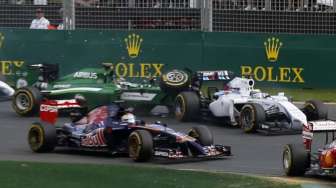 Pembalap Fomula Satu Kamui Kobayashi asal Jepang bertabrakan dengan pembalap Felipe Massa asal Brazil di Australian F1 Grand Prix di Sirkuit  Albert Park, Melbourne, Minggu (16/3). [Reuters/Jason Reed]